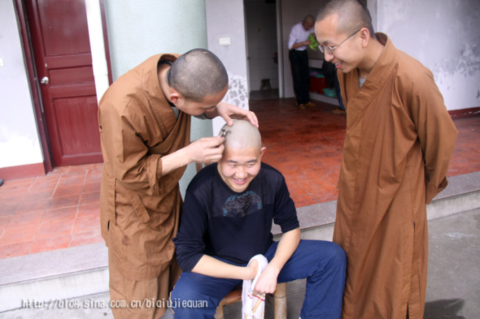 上午有三位净人落发剃度，晚上准备与新出家的净人说话：