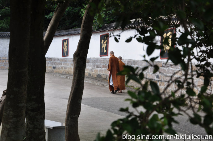 两位师父趁上午上课的时间还未到，和同参道友散步经行。