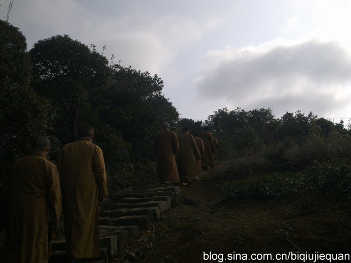 为览众山小，当奋勇攀登。诸师向太姥山最高峰——摩霄庵白云寺进发。