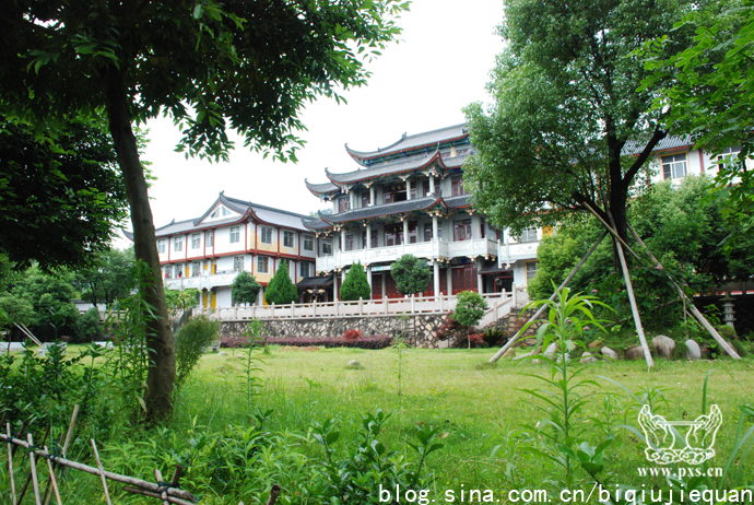 雨天的山寺，显得格外清静。